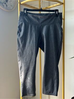 GAP Fit women’s gray Crop Athleisure Active stretch Leggings size L